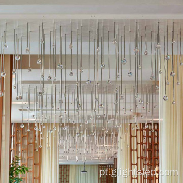 Candelabro de cristal moderno no lobby de hotel